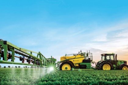 373 1 do pliku 6736 John Deere Lepsza komunikacja ciagnika z opryskiwaczem zaczepianym dzieki sterowaniu bezkontaktowemu