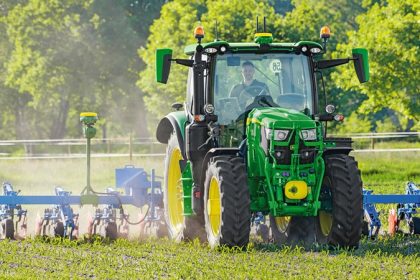 410 1 6751 SF7000 Universal Implement Tractor