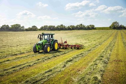 652 1 7070 John Deere wprowadza nowy ciagnik 5M